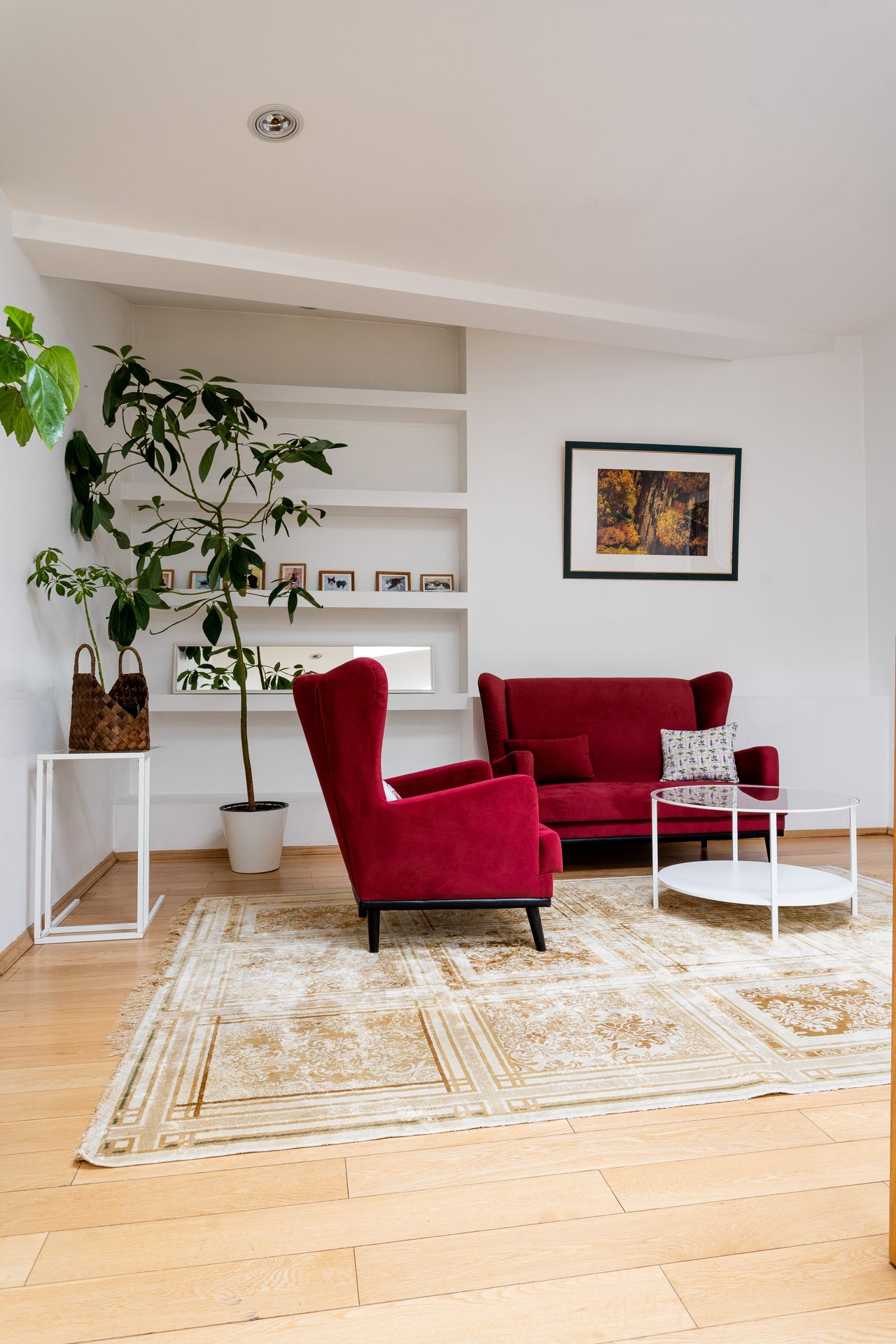 czerwony fotel uszak w salonie